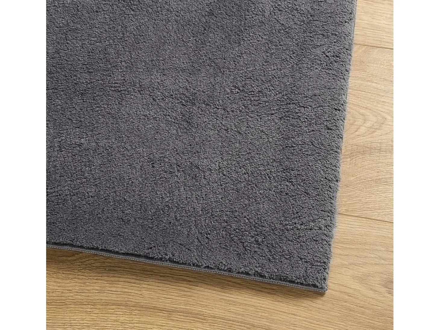 Alfombra HUARTE de pelo corto suave y lavable en color antracita 80x250cm