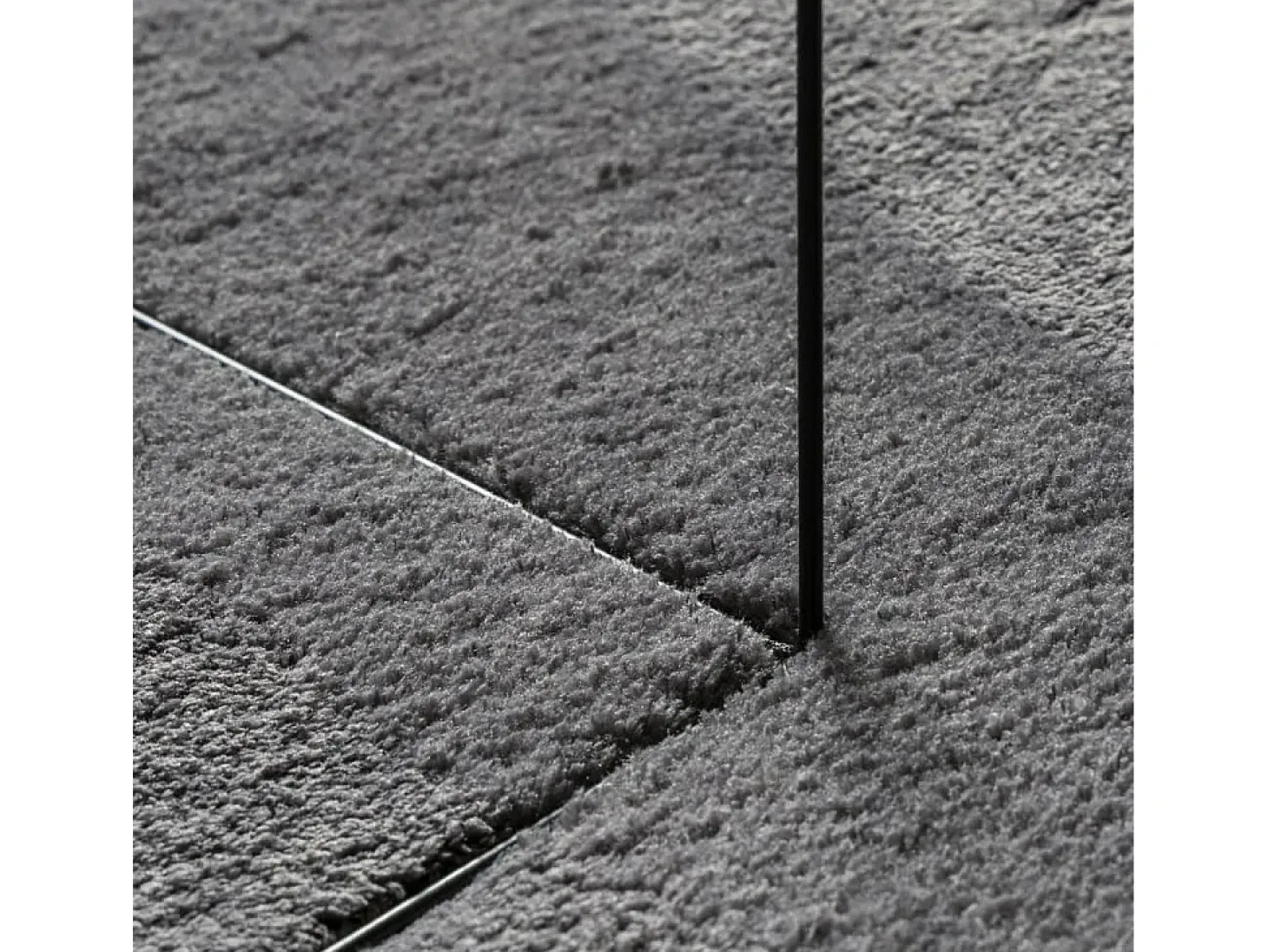 Alfombra HUARTE de pelo corto suave y lavable en color antracita 80x250cm