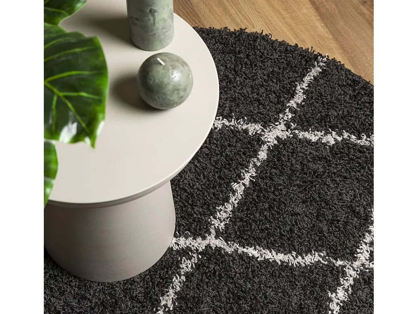 Alfombra moderna de pelo largo en color negro y crema, Ø 80 cm