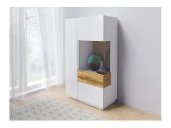 Aparador alto con LED colección KILES de dos puertas. Color blanco y roble. Puerta de cristal a la derecha.