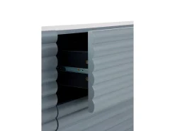 Aparador azul con relieve ondulado en puertas y cajones