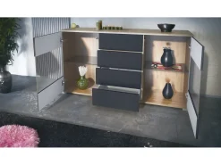 Aparador Bari V1 – Mueble con 2 Puertas Grandes y 4 Cajones, Roble Evoke/gris arena de alto brillo (138,5 x 75,5 x 35)