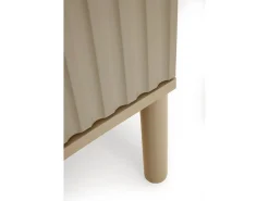 Aparador beige con ranuras acanaladas en puertas y laterales