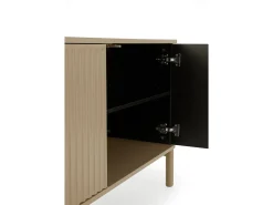 Aparador beige con ranuras acanaladas en puertas y laterales