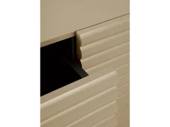 Aparador beige con relieve ondulado en puertas y cajones