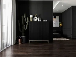Aparador con 4 puertas – Cuerpo Negro mate, frentes acanalados Negro mate – 112 cm, estructura metálica