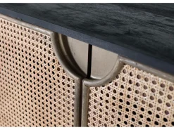 Aparador con puertas de ratán natural tejido con patas de metal