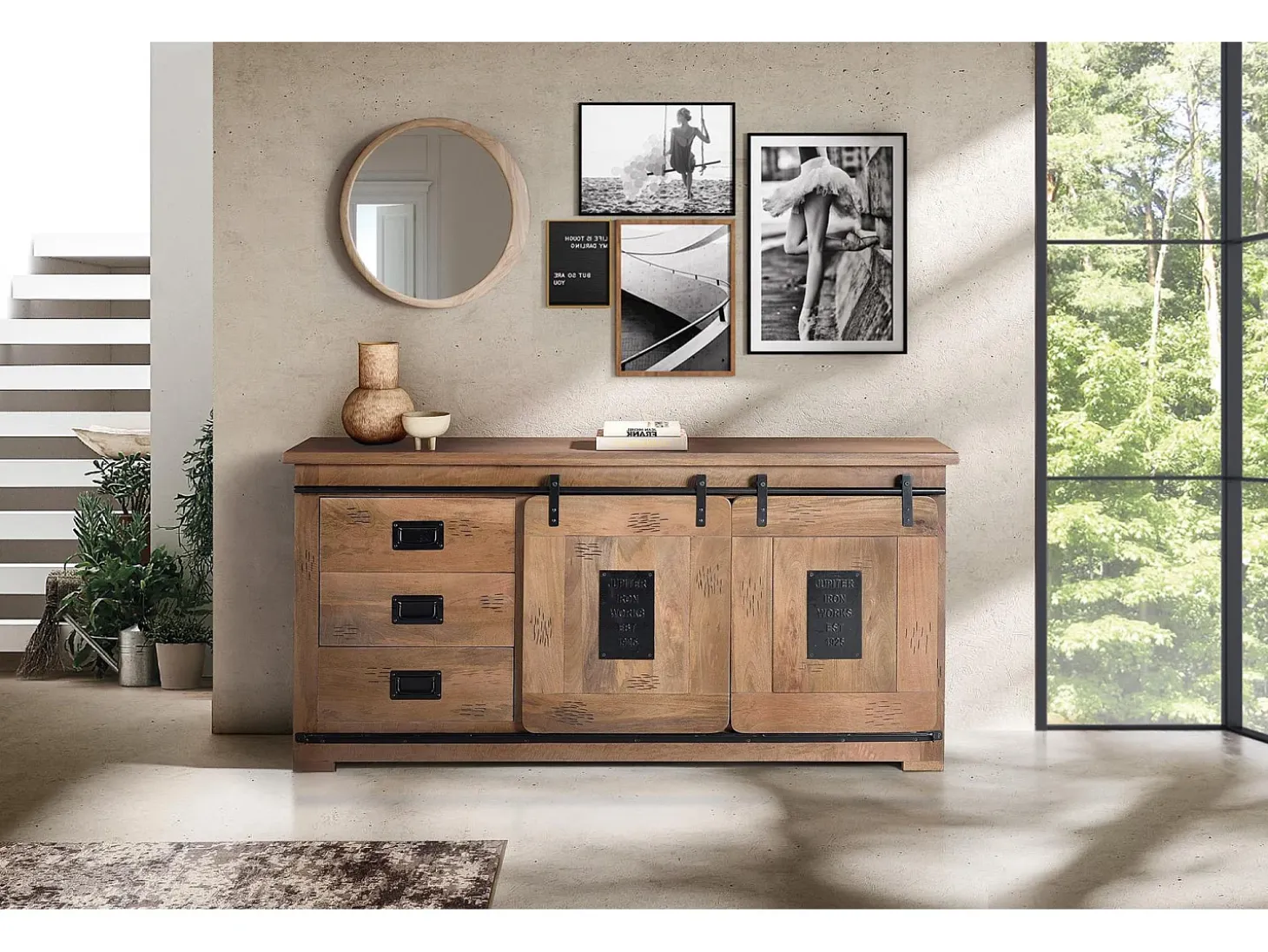 Aparador de estilo industrial en madera maciza de mango y metal