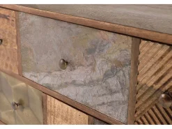 Aparador en madera maciza con diferentes texturas y acabados