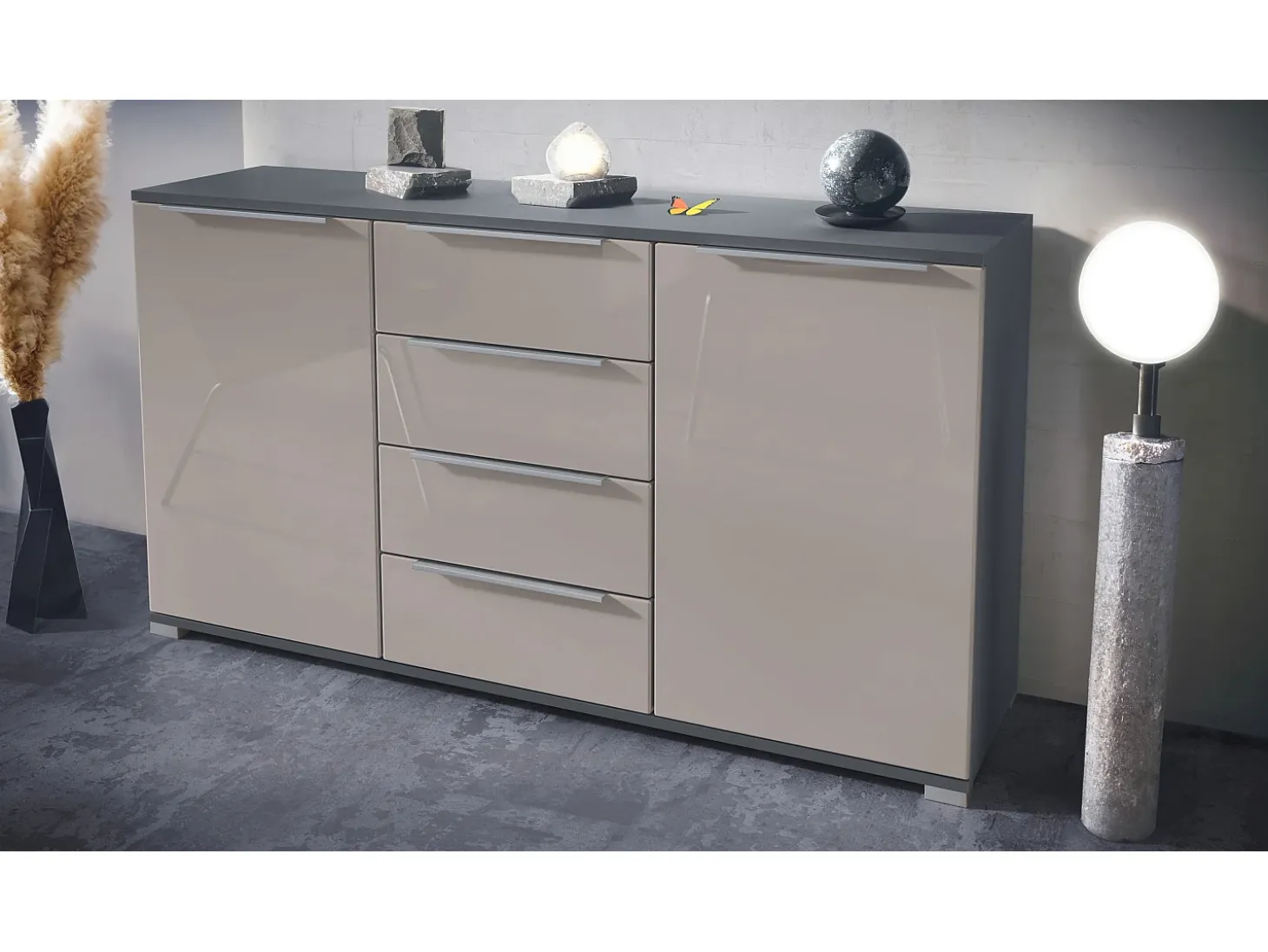 Aparador Linio V1, Mueble con 2 puertas y 4 cajones, antracita mate / gris arena de alto brillo (138,5 x 75,5 x 35 cm)