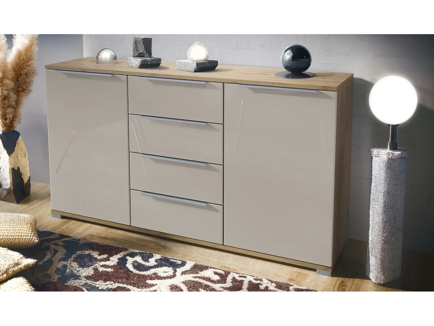 Aparador Linio V1, Mueble con 2 puertas y 4 cajones, Roble Evoke / gris arena de alto brillo (138,5 x 75,5 x 35 cm)