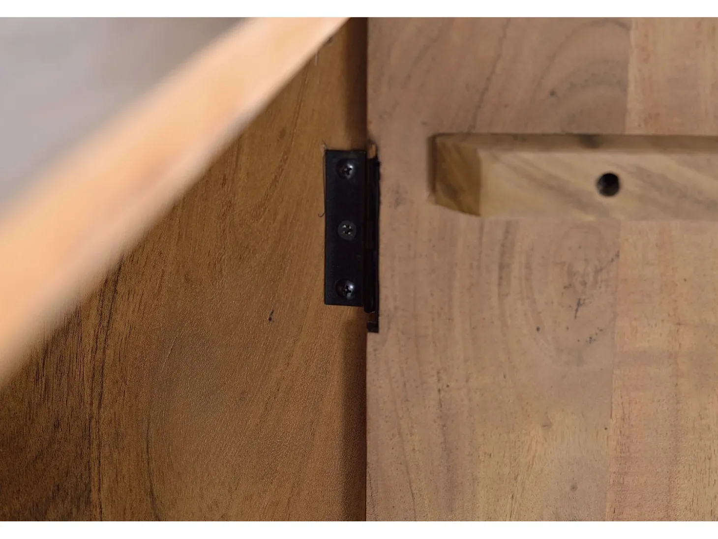 Aparador madera de acacia y detalles en negro 190 cm