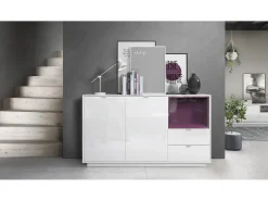 Aparador Metro, cuerpo en blanco de alto brillo, Frentes en blanco de alto brillo con inserción en compartimento abierto en zarzamora de alto brillo
