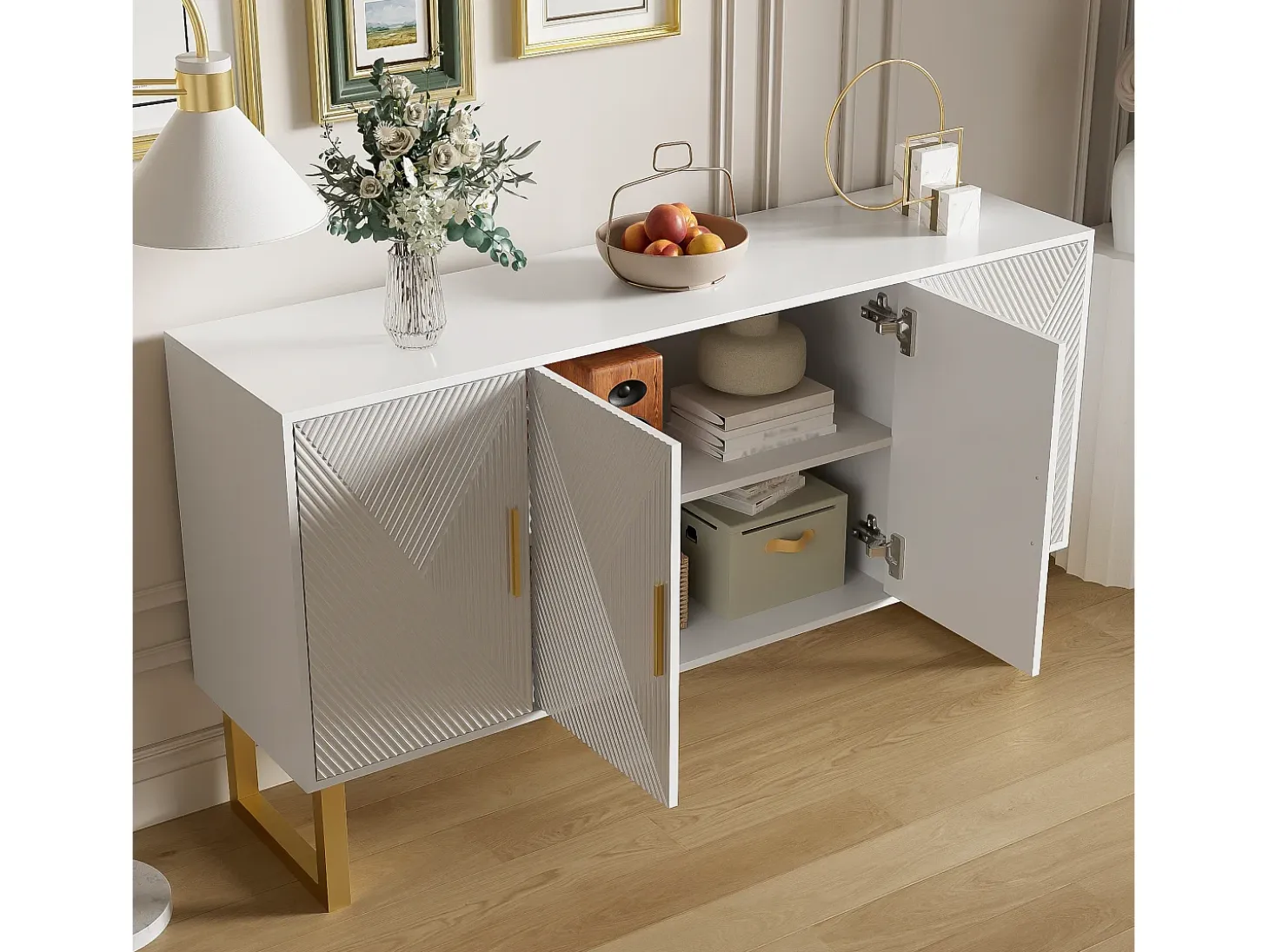 Aparador moderno lacado en blanco, puertas texturizadas y tiradores dorados, 4 puertas, estantes regulables (150x40x82 cm)