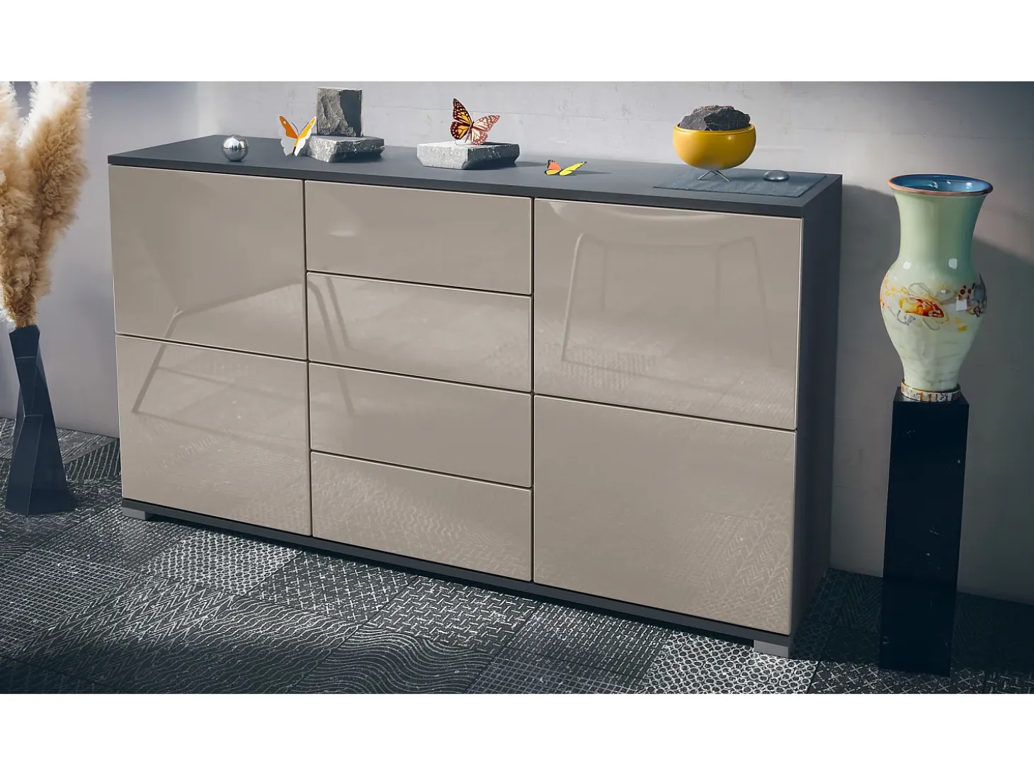 Aparador Rova V1 – Mueble con 4 Puertas y 4 Cajones, antracita mate/gris arena de alto brillo (138,5 x 75,5 x 35)