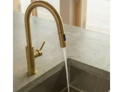 Architek mezclador de fregadero con rociador extraíble oro cepillado Essebagno