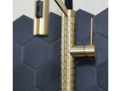 Architek Mezclador de fregadero con rociador móvil dorado Essebagno