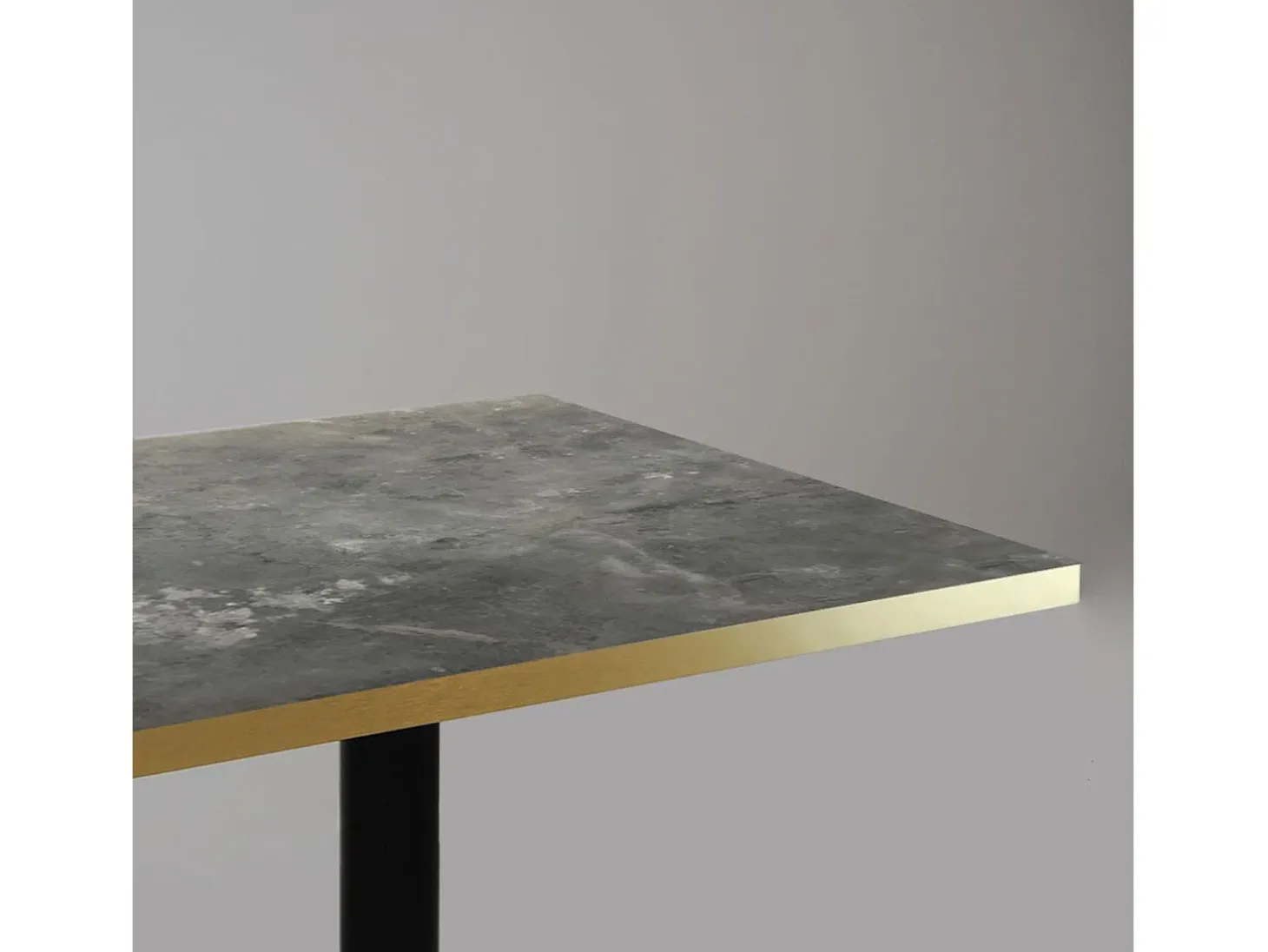 Barra alta 60 x 60 cm - modelo Milan piedra metalizada con bordes de latón