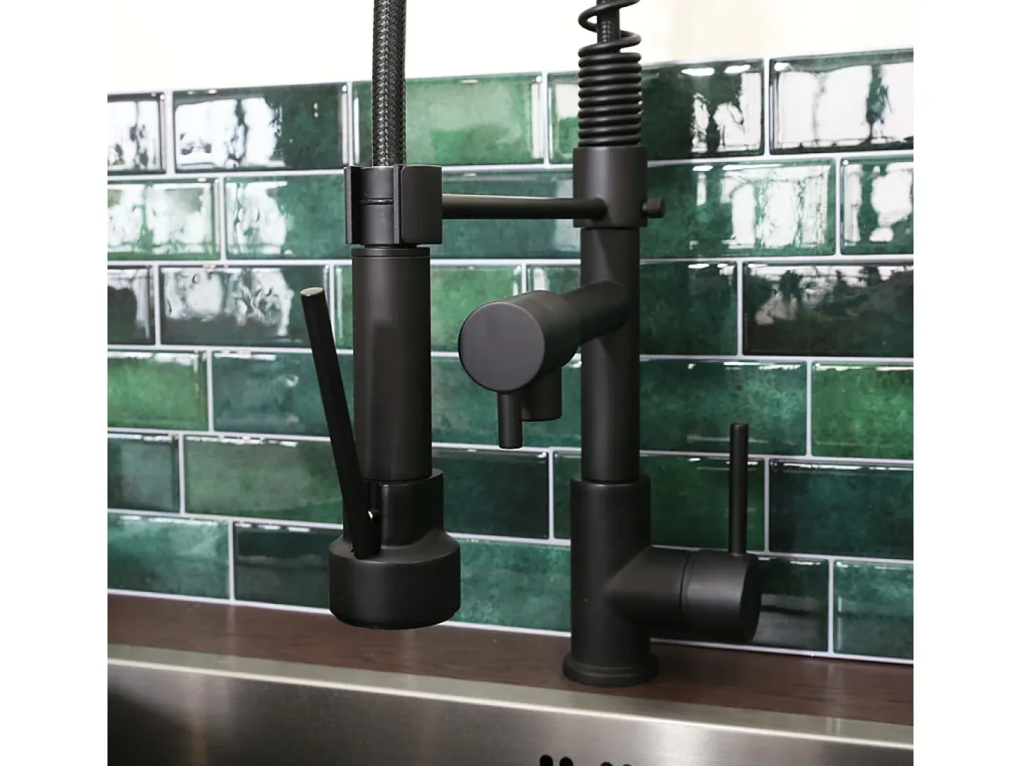 Big Pro Mezclador de fregadero con rociador móvil negro Essebagno
