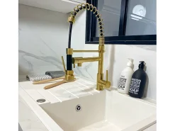 Big Pro Mezclador de fregadero con rociador móvil oro cepillado Essebagno