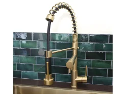 Big Pro Mezclador de fregadero con rociador móvil oro cepillado Essebagno