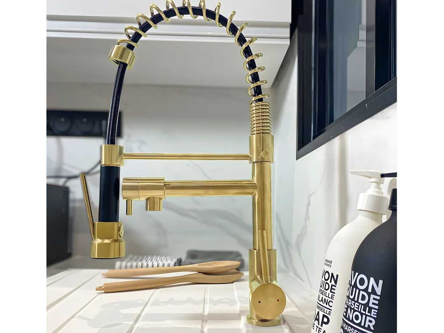 Big Pro Mezclador de fregadero con rociador móvil oro cepillado Essebagno
