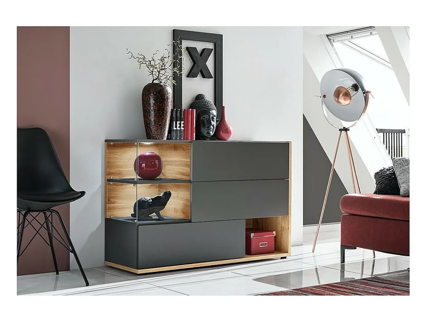 Buffet, aparador, enfilada KLIS de tres puertas y tres nichos. Color gris antracita y roble. Estilo de diseño.