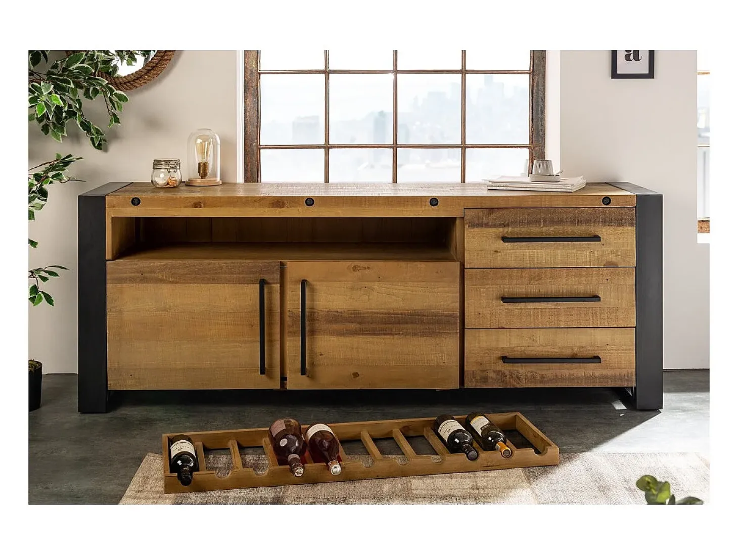 Buffet CAVARA 195 cm – Pino macizo vintage marrón y metal negro – 2 puertas, 3 cajones y botellero