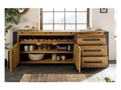 Buffet CAVARA 195 cm – Pino macizo vintage marrón y metal negro – 2 puertas, 3 cajones y botellero
