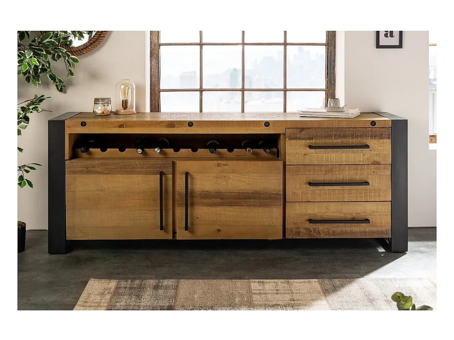 Buffet CAVARA 195 cm – Pino macizo vintage marrón y metal negro – 2 puertas, 3 cajones y botellero