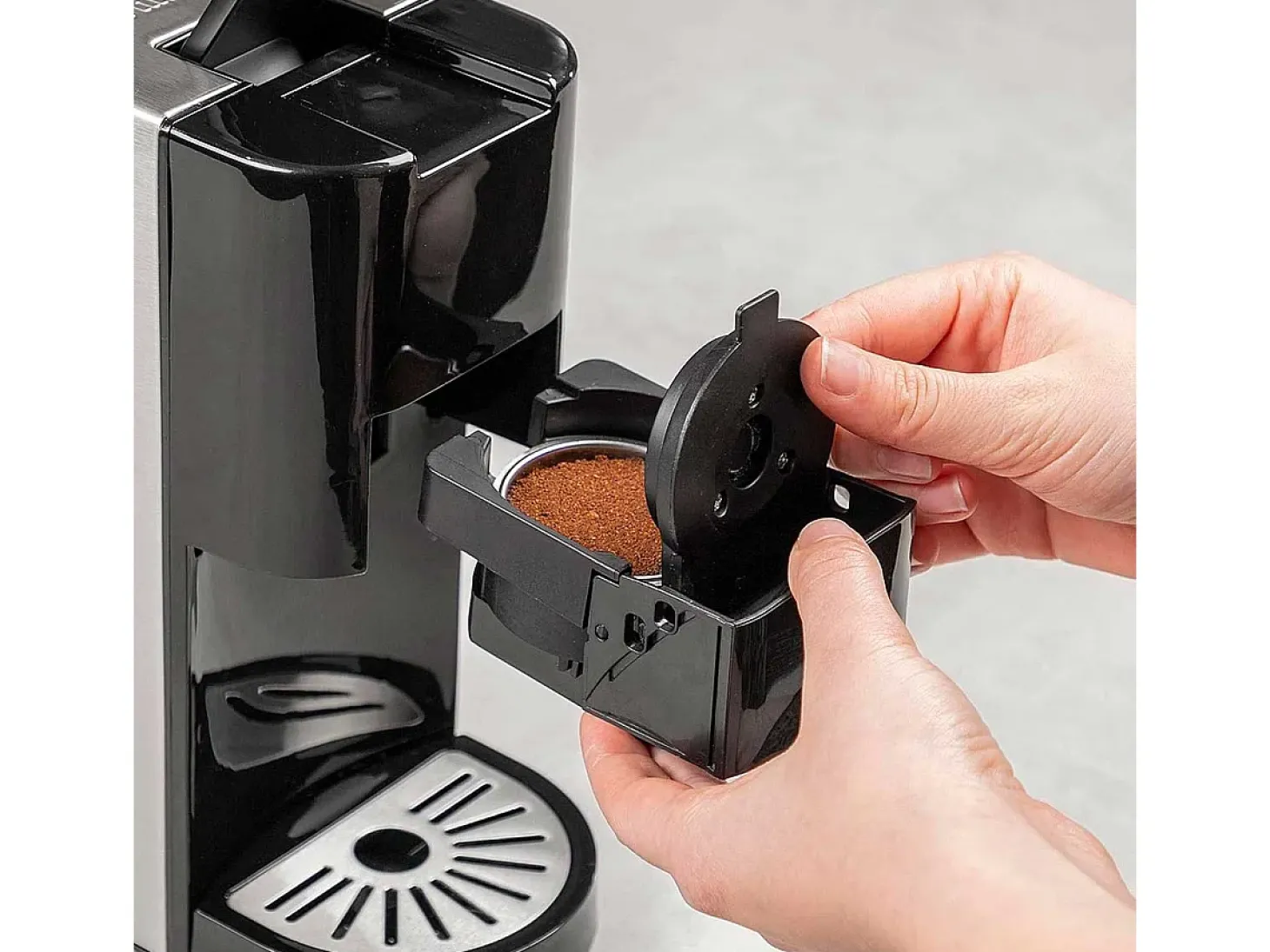 Cafetera de cápsulas Princess 249451 1450W 19 bar apta para café molido inox