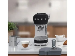 Cafetera de goteo Smeg estilo años 50 ECF02BLEU negra