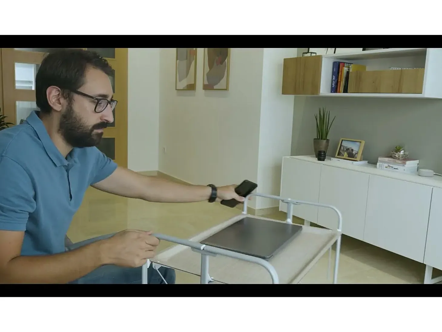Carrito auxiliar plegable con ruedas - Estructura metálica gris, 2 estantes laminados color Fresno – 72*66*43 cm - BAUHAUS