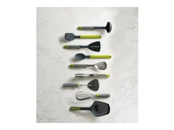 Colador Scoop Plus Joseph Joseph de nylon resistente al calor con mango antideslizante y ganchos integrados - Verde