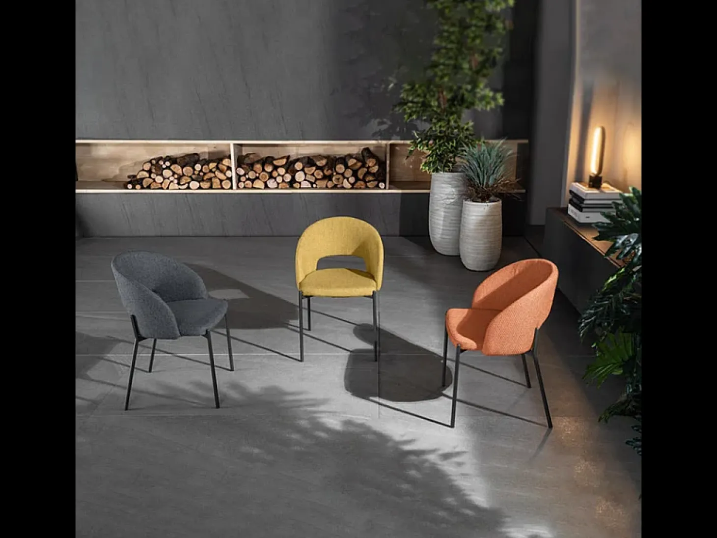 Conjunto de 4 sillas de comedor modernas "Erica" acolchadas en tela gris oscuro, 56x52 cm, alto 78,5 cm.