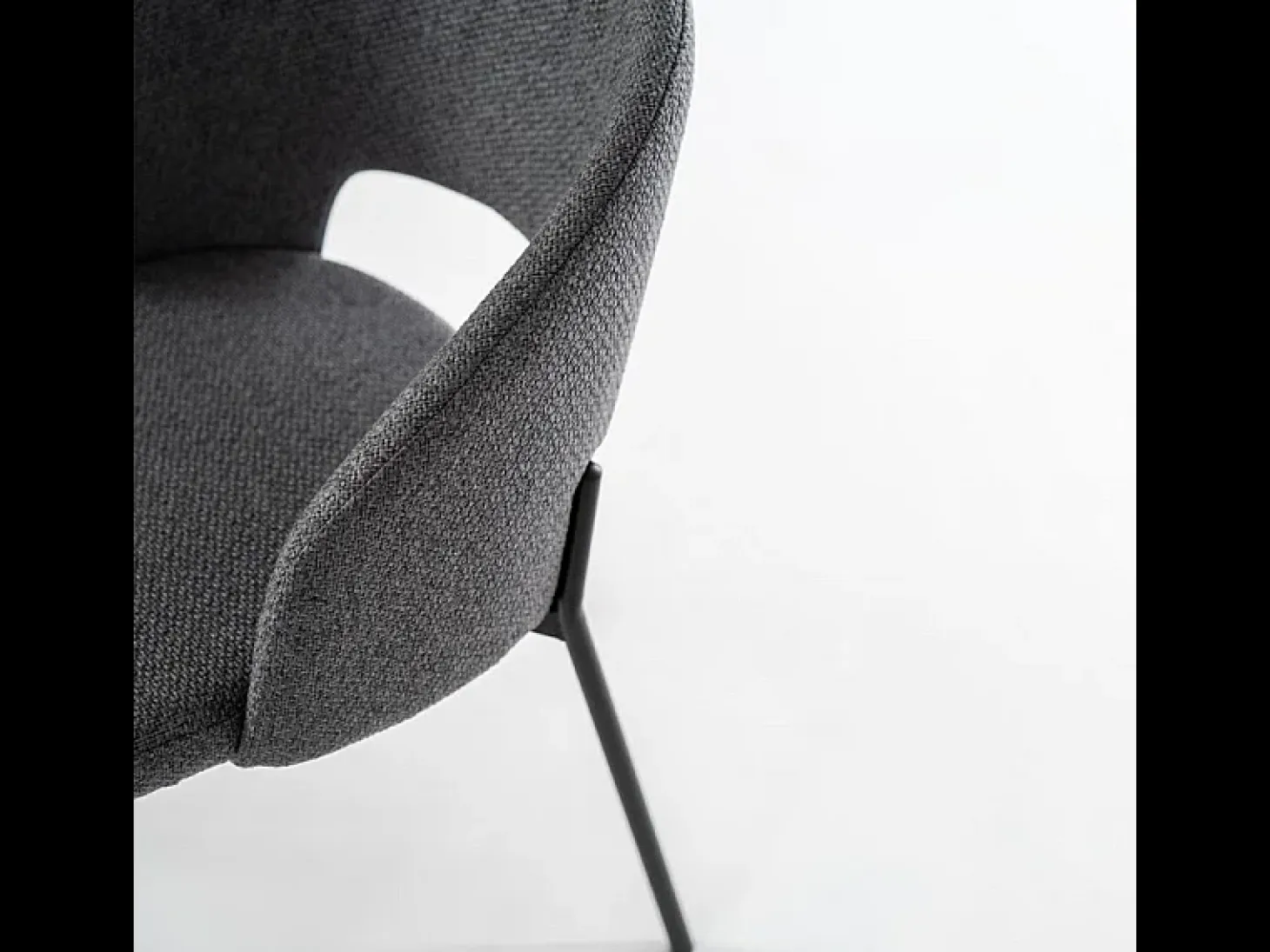 Conjunto de 4 sillas de comedor modernas "Erica" acolchadas en tela gris oscuro, 56x52 cm, alto 78,5 cm.