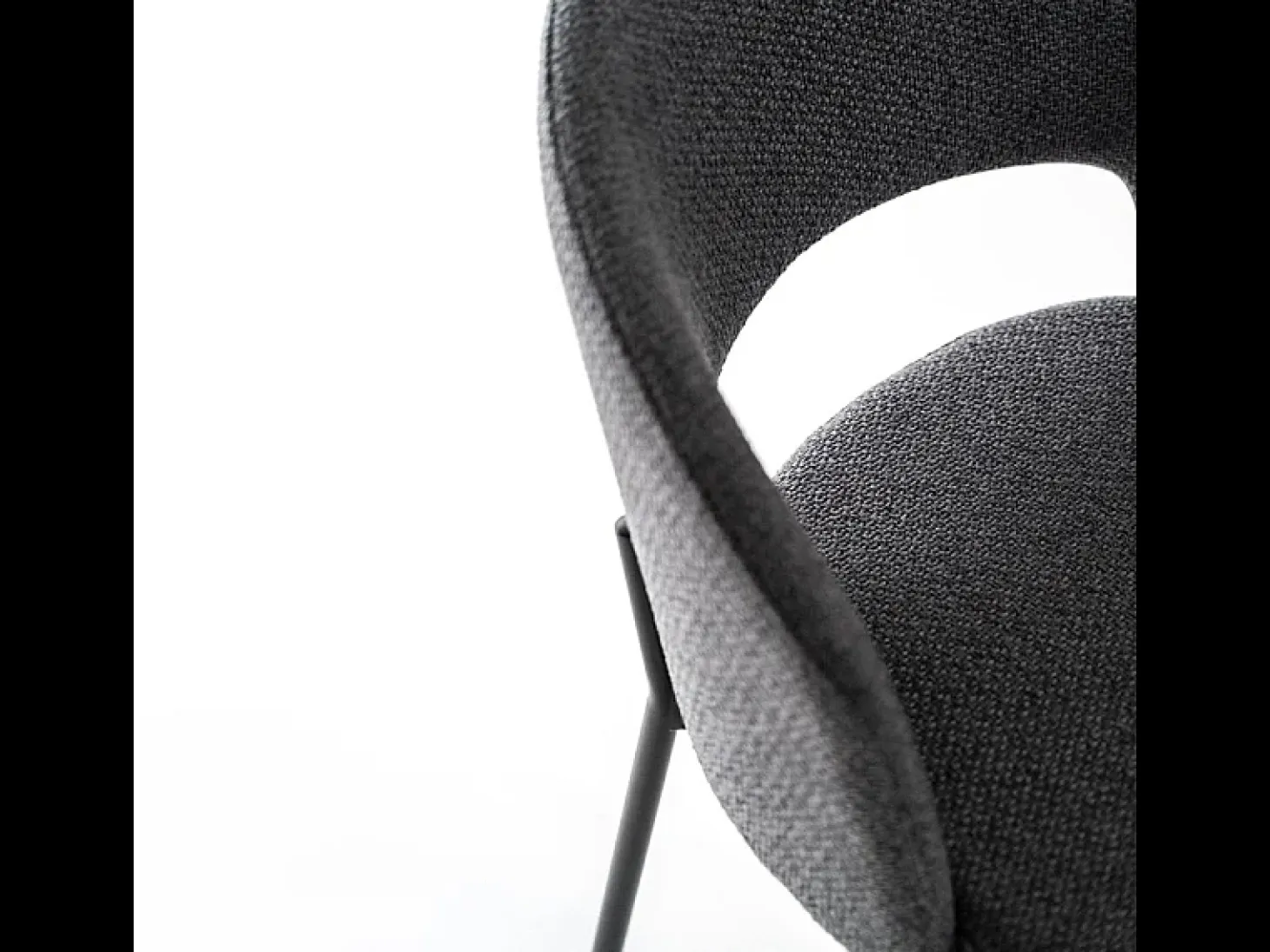Conjunto de 4 sillas de comedor modernas "Erica" acolchadas en tela gris oscuro, 56x52 cm, alto 78,5 cm.