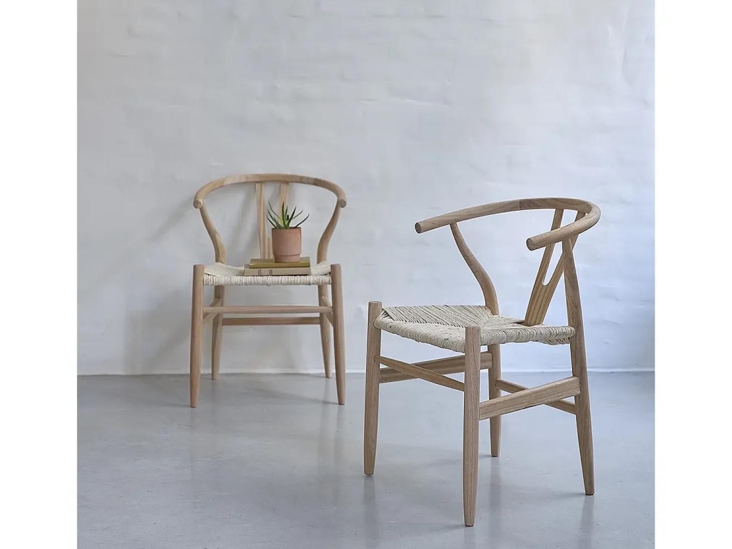 Conjunto de 2 sillas de madera de mindy maciza y asiento de tejido