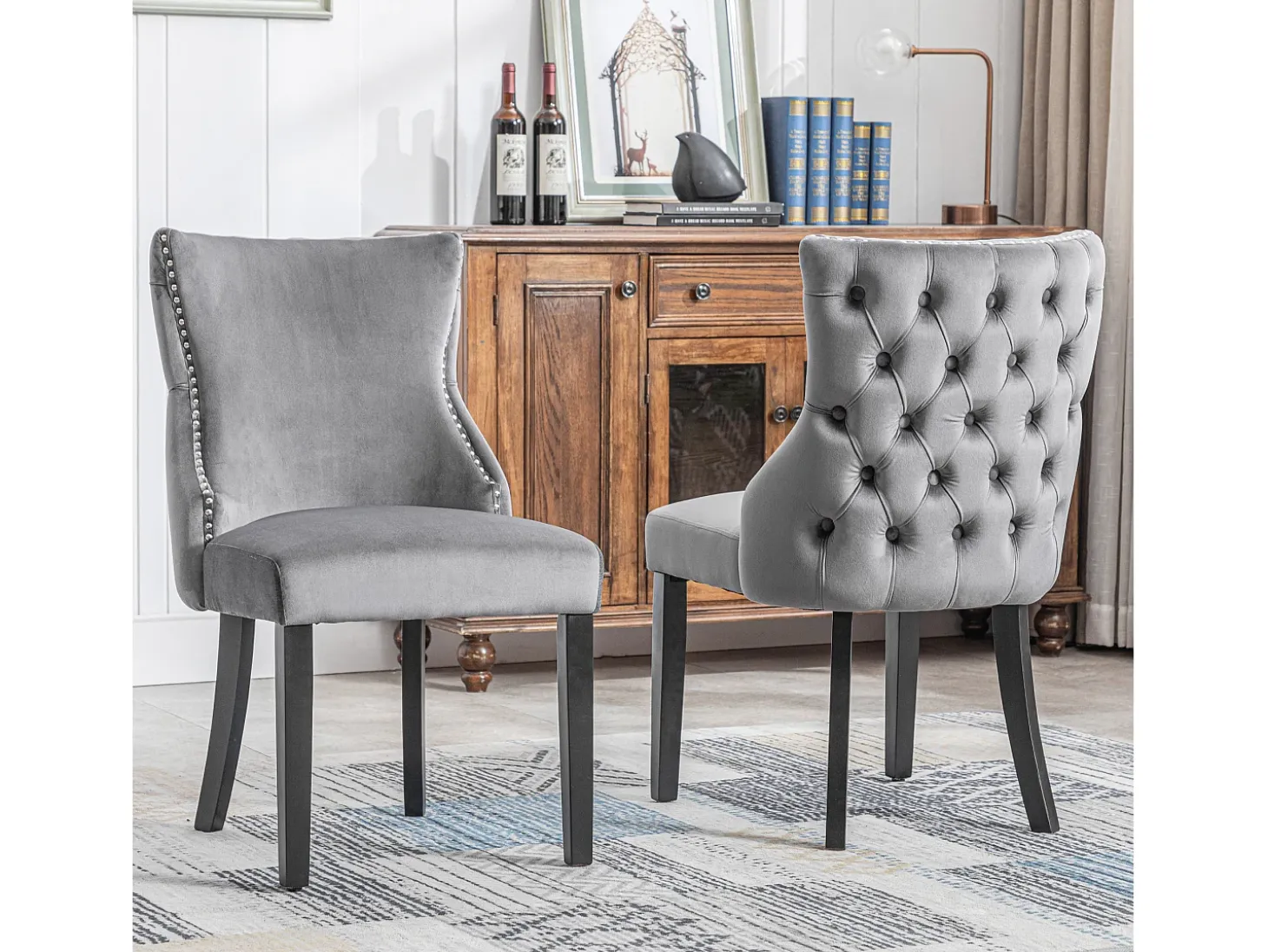 Conjunto de 6 sillas de terciopelo gris con patas de madera gris, botones decorativos y remaches plateados.