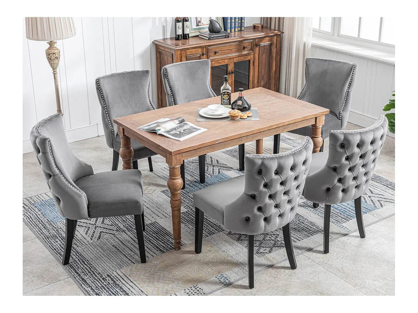 Conjunto de 6 sillas de terciopelo gris con patas de madera gris, botones decorativos y remaches plateados.
