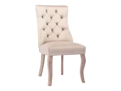 Conjunto de 4 sillas de terciopelo beige con patas de madera curvadas y botones decorativos.
