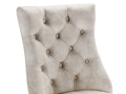 Conjunto de 4 sillas de terciopelo beige claro con patas de madera curvadas y botones decorativos.