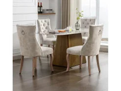 Conjunto de 4 sillas de terciopelo beige claro con patas de madera curvadas y botones decorativos.