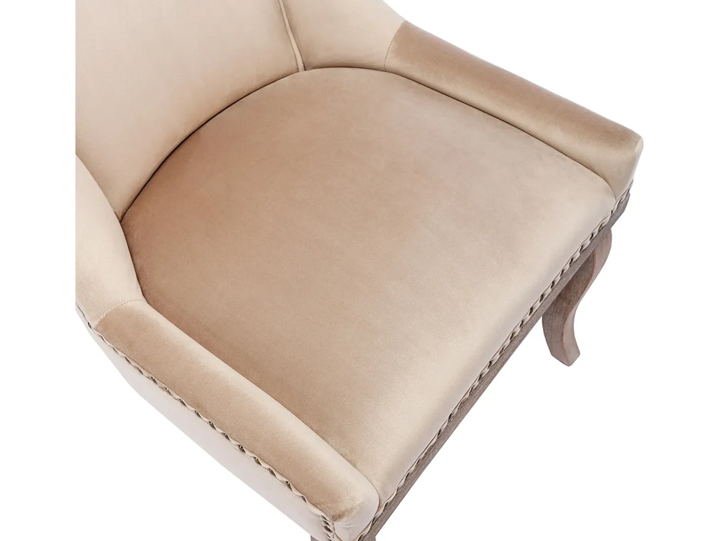 Conjunto de 2 sillas de terciopelo beige con patas de madera curvadas y remaches dorados.