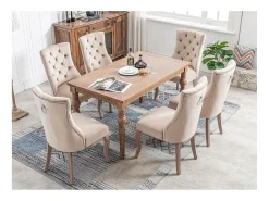 Conjunto de 6 sillas de terciopelo beige con patas de madera curvadas y botones decorativos.