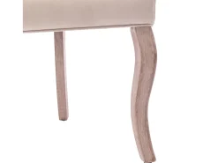 Conjunto de 6 sillas de terciopelo beige con patas de madera curvadas y botones decorativos.