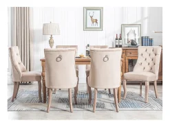 Conjunto de 6 sillas de terciopelo beige con patas de madera curvadas y botones decorativos.