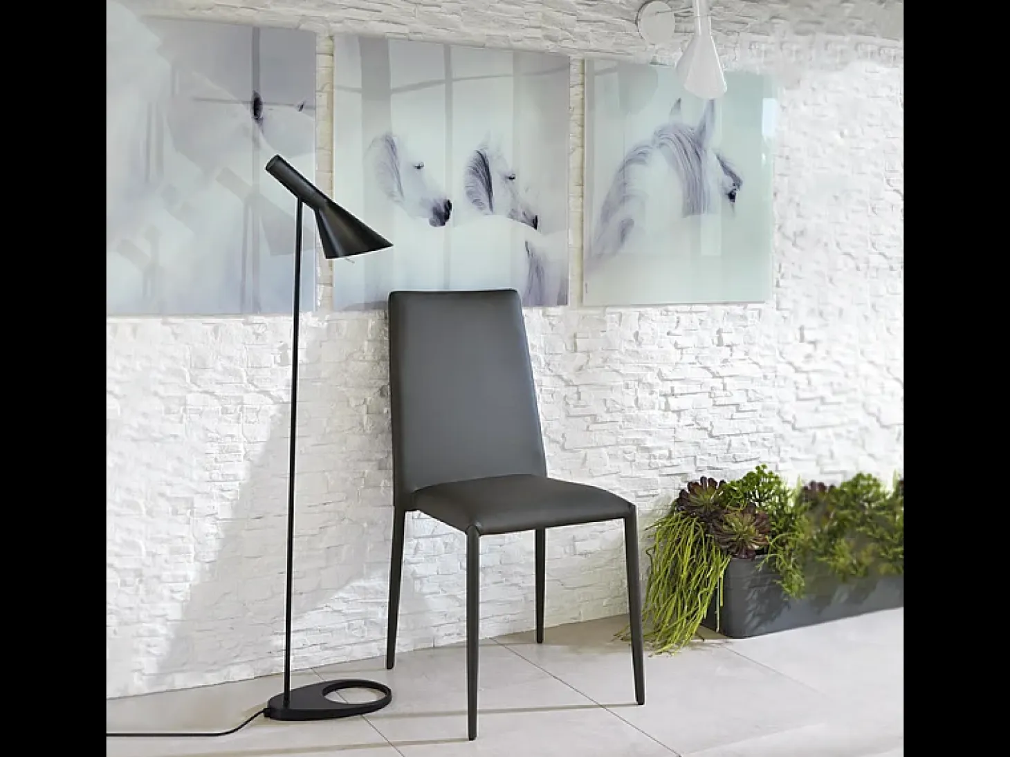 Conjunto de 4 sillas modernas apilables "Lavanda" tapizadas en polipiel gris para salón, 42x40 cm, 96 cm