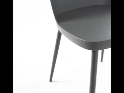 Conjunto de 4 sillas modernas "Paola" de polipropileno gris oscuro con patas de metal pintado.