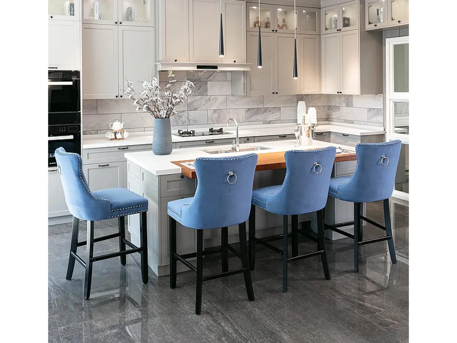 Conjunto de taburetes de bar con remaches decorativos y patas de madera, tapizado cromado con tachuelas, revestimiento de terciopelo, azul